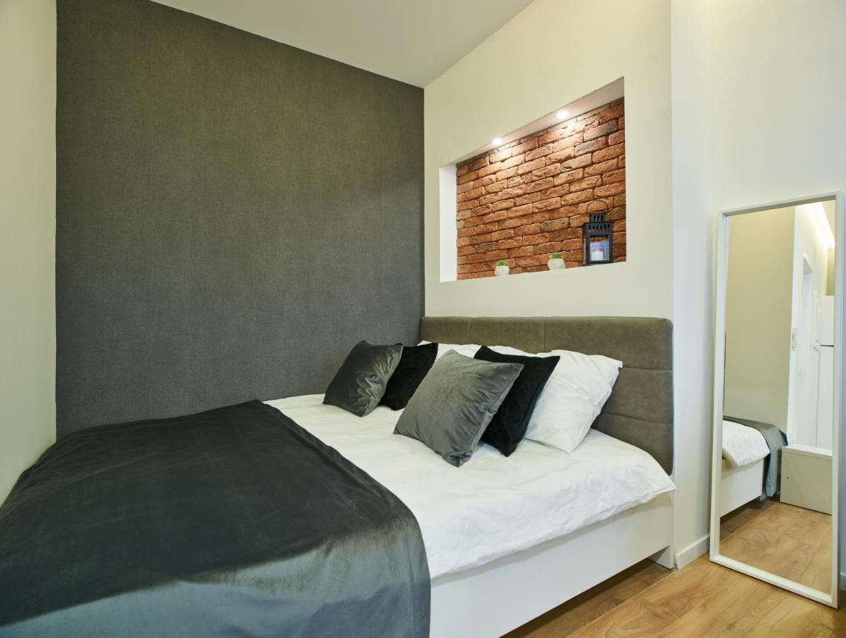Bed Of Roses 3, Modern, Designer Decorated * Zagreb